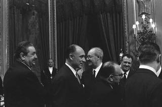Il Presidente della Repubblica Giuseppe Saragat si prepara per il discorso di fine anno e il ricevimento offerto alle Alte Cariche dello Stato per gli auguri di Natale e Capodanno