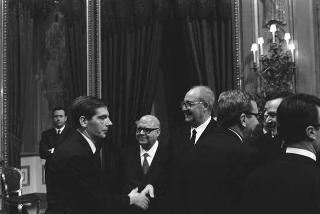 Il Presidente della Repubblica Giuseppe Saragat si prepara per il discorso di fine anno e il ricevimento offerto alle Alte Cariche dello Stato per gli auguri di Natale e Capodanno
