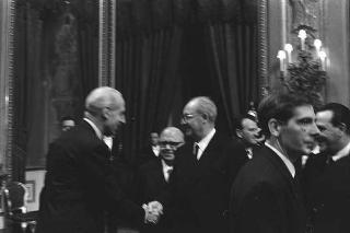 Il Presidente della Repubblica Giuseppe Saragat si prepara per il discorso di fine anno e il ricevimento offerto alle Alte Cariche dello Stato per gli auguri di Natale e Capodanno