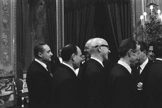 Il Presidente della Repubblica Giuseppe Saragat si prepara per il discorso di fine anno e il ricevimento offerto alle Alte Cariche dello Stato per gli auguri di Natale e Capodanno