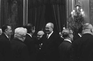 Il Presidente della Repubblica Giuseppe Saragat si prepara per il discorso di fine anno e il ricevimento offerto alle Alte Cariche dello Stato per gli auguri di Natale e Capodanno