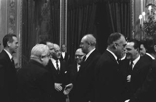 Il Presidente della Repubblica Giuseppe Saragat si prepara per il discorso di fine anno e il ricevimento offerto alle Alte Cariche dello Stato per gli auguri di Natale e Capodanno