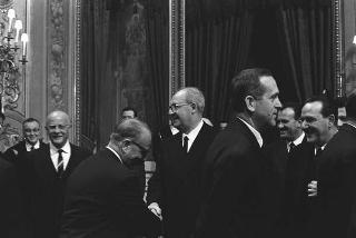 Il Presidente della Repubblica Giuseppe Saragat si prepara per il discorso di fine anno e il ricevimento offerto alle Alte Cariche dello Stato per gli auguri di Natale e Capodanno