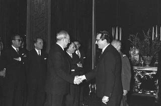 Il Presidente della Repubblica Giuseppe Saragat si prepara per il discorso di fine anno e il ricevimento offerto alle Alte Cariche dello Stato per gli auguri di Natale e Capodanno