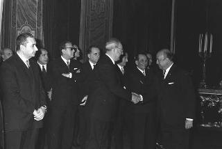Il Presidente della Repubblica Giuseppe Saragat si prepara per il discorso di fine anno e il ricevimento offerto alle Alte Cariche dello Stato per gli auguri di Natale e Capodanno