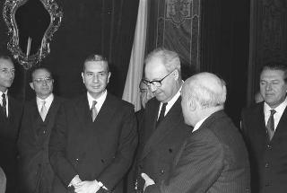 Il Presidente della Repubblica Giuseppe Saragat si prepara per il discorso di fine anno e il ricevimento offerto alle Alte Cariche dello Stato per gli auguri di Natale e Capodanno