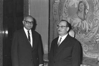 Il Presidente della Repubblica Giuseppe Saragat si prepara per il discorso di fine anno e il ricevimento offerto alle Alte Cariche dello Stato per gli auguri di Natale e Capodanno