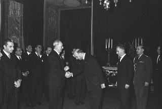 Il Presidente della Repubblica Giuseppe Saragat si prepara per il discorso di fine anno e il ricevimento offerto alle Alte Cariche dello Stato per gli auguri di Natale e Capodanno