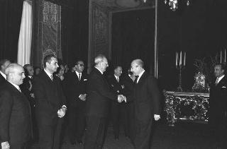 Il Presidente della Repubblica Giuseppe Saragat si prepara per il discorso di fine anno e il ricevimento offerto alle Alte Cariche dello Stato per gli auguri di Natale e Capodanno