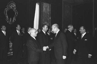 Il Presidente della Repubblica Giuseppe Saragat si prepara per il discorso di fine anno e il ricevimento offerto alle Alte Cariche dello Stato per gli auguri di Natale e Capodanno