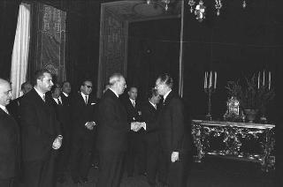 Il Presidente della Repubblica Giuseppe Saragat si prepara per il discorso di fine anno e il ricevimento offerto alle Alte Cariche dello Stato per gli auguri di Natale e Capodanno