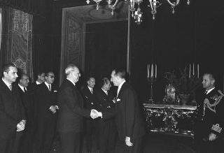 Il Presidente della Repubblica Giuseppe Saragat si prepara per il discorso di fine anno e il ricevimento offerto alle Alte Cariche dello Stato per gli auguri di Natale e Capodanno