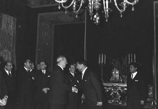 Il Presidente della Repubblica Giuseppe Saragat si prepara per il discorso di fine anno e il ricevimento offerto alle Alte Cariche dello Stato per gli auguri di Natale e Capodanno