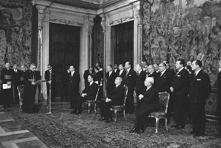 Il Presidente della Repubblica Giuseppe Saragat si prepara per il discorso di fine anno e il ricevimento offerto alle Alte Cariche dello Stato per gli auguri di Natale e Capodanno