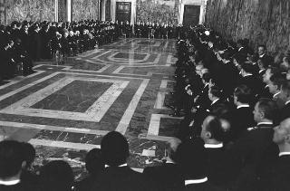 Il Presidente della Repubblica Giuseppe Saragat si prepara per il discorso di fine anno e il ricevimento offerto alle Alte Cariche dello Stato per gli auguri di Natale e Capodanno