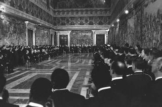 Il Presidente della Repubblica Giuseppe Saragat si prepara per il discorso di fine anno e il ricevimento offerto alle Alte Cariche dello Stato per gli auguri di Natale e Capodanno