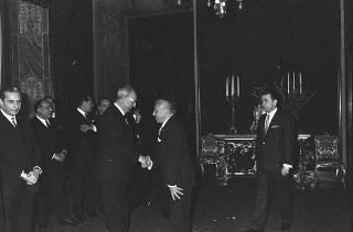 Il Presidente della Repubblica Giuseppe Saragat si prepara per il discorso di fine anno e il ricevimento offerto alle Alte Cariche dello Stato per gli auguri di Natale e Capodanno