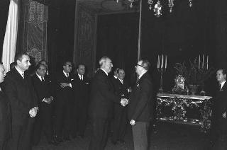 Il Presidente della Repubblica Giuseppe Saragat si prepara per il discorso di fine anno e il ricevimento offerto alle Alte Cariche dello Stato per gli auguri di Natale e Capodanno