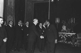 Il Presidente della Repubblica Giuseppe Saragat si prepara per il discorso di fine anno e il ricevimento offerto alle Alte Cariche dello Stato per gli auguri di Natale e Capodanno