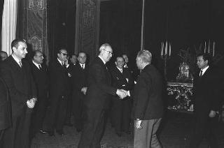 Il Presidente della Repubblica Giuseppe Saragat si prepara per il discorso di fine anno e il ricevimento offerto alle Alte Cariche dello Stato per gli auguri di Natale e Capodanno