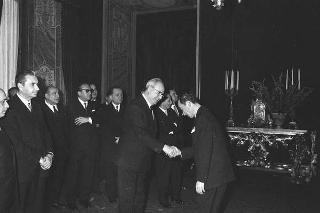 Il Presidente della Repubblica Giuseppe Saragat si prepara per il discorso di fine anno e il ricevimento offerto alle Alte Cariche dello Stato per gli auguri di Natale e Capodanno