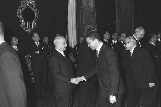 Il Presidente della Repubblica Giuseppe Saragat si prepara per il discorso di fine anno e il ricevimento offerto alle Alte Cariche dello Stato per gli auguri di Natale e Capodanno