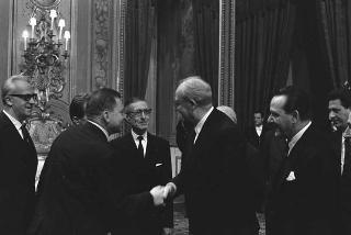 Il Presidente della Repubblica Giuseppe Saragat si prepara per il discorso di fine anno e il ricevimento offerto alle Alte Cariche dello Stato per gli auguri di Natale e Capodanno
