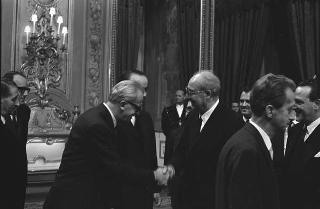 Il Presidente della Repubblica Giuseppe Saragat si prepara per il discorso di fine anno e il ricevimento offerto alle Alte Cariche dello Stato per gli auguri di Natale e Capodanno