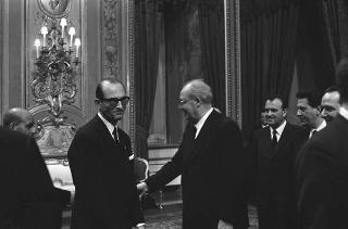 Il Presidente della Repubblica Giuseppe Saragat si prepara per il discorso di fine anno e il ricevimento offerto alle Alte Cariche dello Stato per gli auguri di Natale e Capodanno