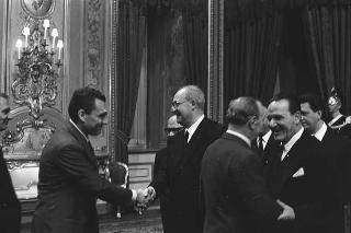 Il Presidente della Repubblica Giuseppe Saragat si prepara per il discorso di fine anno e il ricevimento offerto alle Alte Cariche dello Stato per gli auguri di Natale e Capodanno