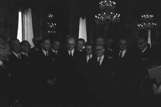 Il Presidente della Repubblica Giuseppe Saragat si prepara per il discorso di fine anno e il ricevimento offerto alle Alte Cariche dello Stato per gli auguri di Natale e Capodanno