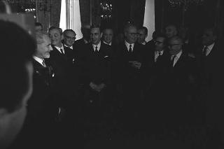 Il Presidente della Repubblica Giuseppe Saragat si prepara per il discorso di fine anno e il ricevimento offerto alle Alte Cariche dello Stato per gli auguri di Natale e Capodanno