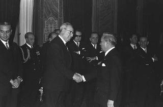 Il Presidente della Repubblica Giuseppe Saragat si prepara per il discorso di fine anno e il ricevimento offerto alle Alte Cariche dello Stato per gli auguri di Natale e Capodanno