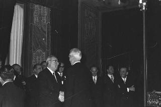 Il Presidente della Repubblica Giuseppe Saragat si prepara per il discorso di fine anno e il ricevimento offerto alle Alte Cariche dello Stato per gli auguri di Natale e Capodanno