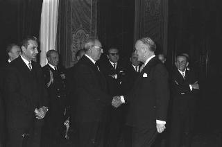 Il Presidente della Repubblica Giuseppe Saragat si prepara per il discorso di fine anno e il ricevimento offerto alle Alte Cariche dello Stato per gli auguri di Natale e Capodanno