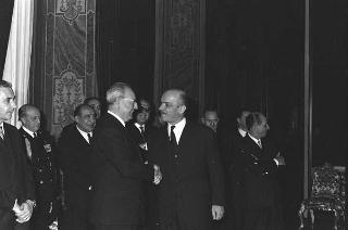 Il Presidente della Repubblica Giuseppe Saragat si prepara per il discorso di fine anno e il ricevimento offerto alle Alte Cariche dello Stato per gli auguri di Natale e Capodanno