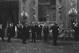 Il Presidente della Repubblica Giuseppe Saragat si prepara per il discorso di fine anno e il ricevimento offerto alle Alte Cariche dello Stato per gli auguri di Natale e Capodanno