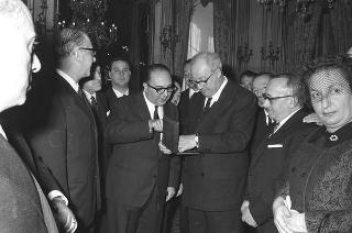 Il Presidente della Repubblica Giuseppe Saragat si prepara per il discorso di fine anno e il ricevimento offerto alle Alte Cariche dello Stato per gli auguri di Natale e Capodanno