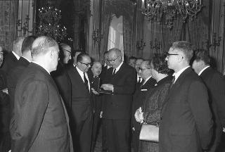 Il Presidente della Repubblica Giuseppe Saragat si prepara per il discorso di fine anno e il ricevimento offerto alle Alte Cariche dello Stato per gli auguri di Natale e Capodanno