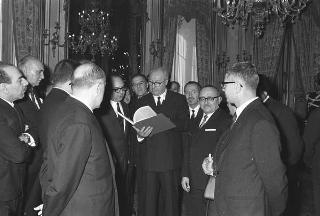 Il Presidente della Repubblica Giuseppe Saragat si prepara per il discorso di fine anno e il ricevimento offerto alle Alte Cariche dello Stato per gli auguri di Natale e Capodanno