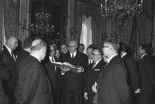 Il Presidente della Repubblica Giuseppe Saragat si prepara per il discorso di fine anno e il ricevimento offerto alle Alte Cariche dello Stato per gli auguri di Natale e Capodanno