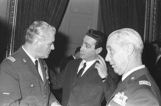 Il Presidente della Repubblica Giuseppe Saragat si prepara per il discorso di fine anno e il ricevimento offerto alle Alte Cariche dello Stato per gli auguri di Natale e Capodanno