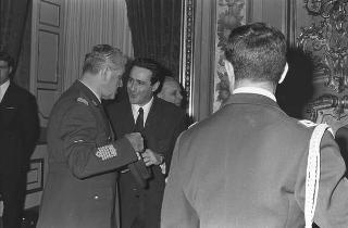 Il Presidente della Repubblica Giuseppe Saragat si prepara per il discorso di fine anno e il ricevimento offerto alle Alte Cariche dello Stato per gli auguri di Natale e Capodanno