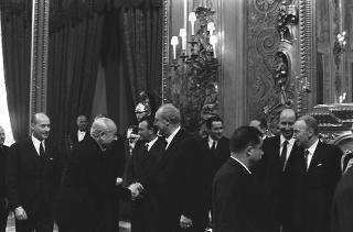 Il Presidente della Repubblica Giuseppe Saragat si prepara per il discorso di fine anno e il ricevimento offerto alle Alte Cariche dello Stato per gli auguri di Natale e Capodanno