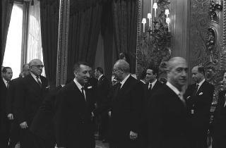 Il Presidente della Repubblica Giuseppe Saragat si prepara per il discorso di fine anno e il ricevimento offerto alle Alte Cariche dello Stato per gli auguri di Natale e Capodanno