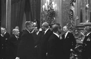 Il Presidente della Repubblica Giuseppe Saragat si prepara per il discorso di fine anno e il ricevimento offerto alle Alte Cariche dello Stato per gli auguri di Natale e Capodanno