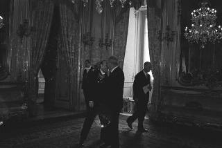 Il Presidente della Repubblica Giuseppe Saragat si prepara per il discorso di fine anno e il ricevimento offerto alle Alte Cariche dello Stato per gli auguri di Natale e Capodanno