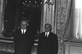 Il Presidente della Repubblica Giuseppe Saragat si prepara per il discorso di fine anno e il ricevimento offerto alle Alte Cariche dello Stato per gli auguri di Natale e Capodanno