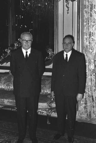 Il Presidente della Repubblica Giuseppe Saragat si prepara per il discorso di fine anno e il ricevimento offerto alle Alte Cariche dello Stato per gli auguri di Natale e Capodanno