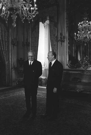 Il Presidente della Repubblica Giuseppe Saragat si prepara per il discorso di fine anno e il ricevimento offerto alle Alte Cariche dello Stato per gli auguri di Natale e Capodanno